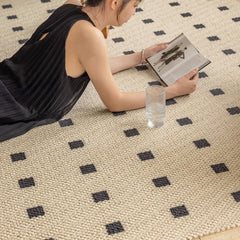 純天然羊毛を使用した機械織りのカーペット!長くご愛用できる高品質な一品(Black Stone Apartment)