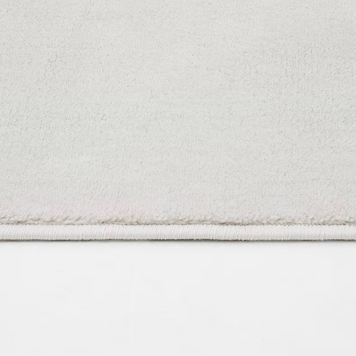 モノクロの部屋にぴったり。おしゃれグレーのウィルトン織ラグ（Annie）